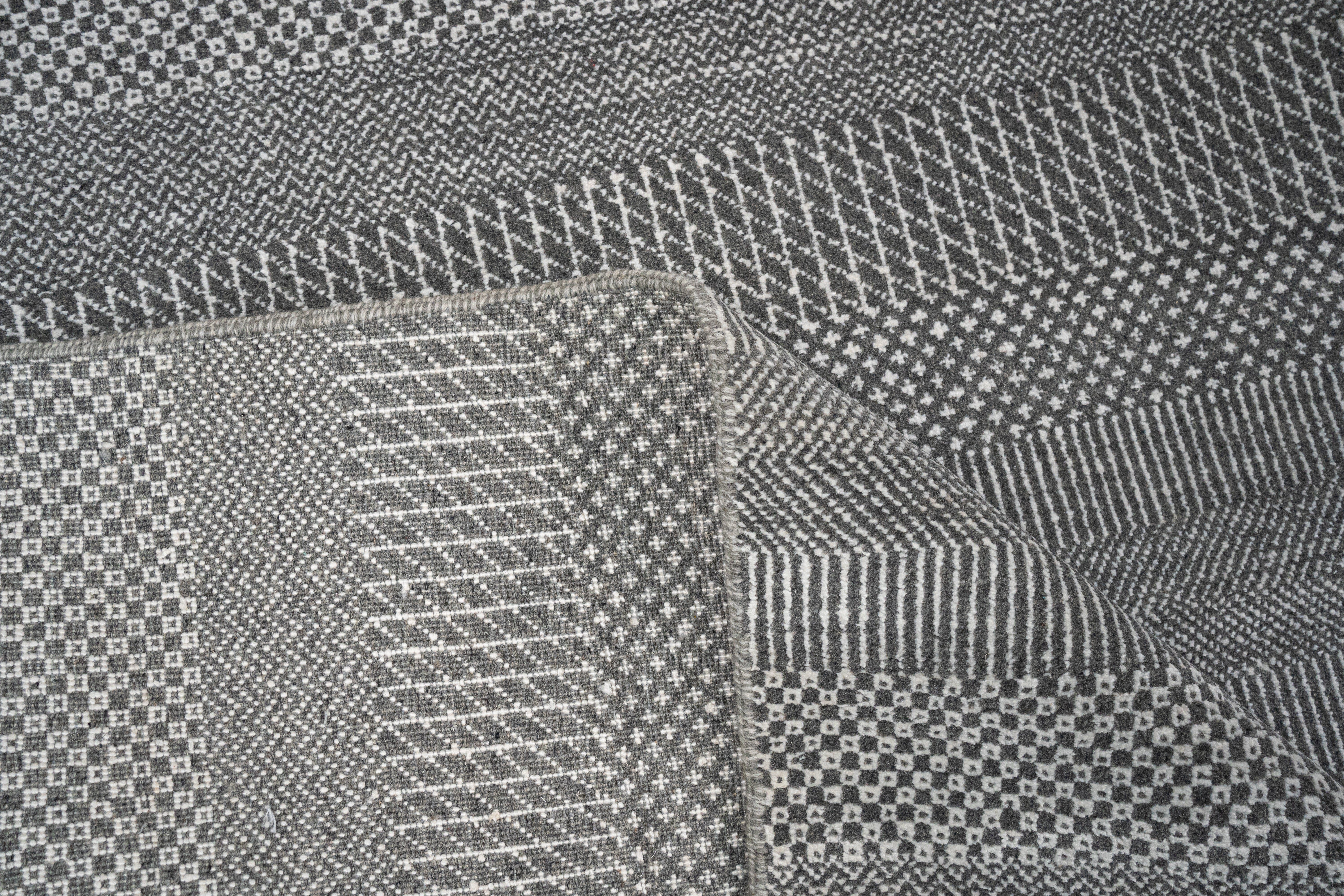 Handknotted Carpet, DIA - 1192 MCN, Grey & White
